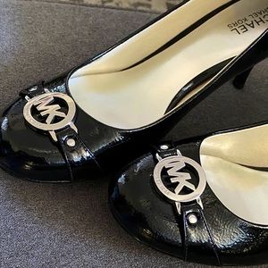 NEW Michael Kors Patent Leather Logo Pumps